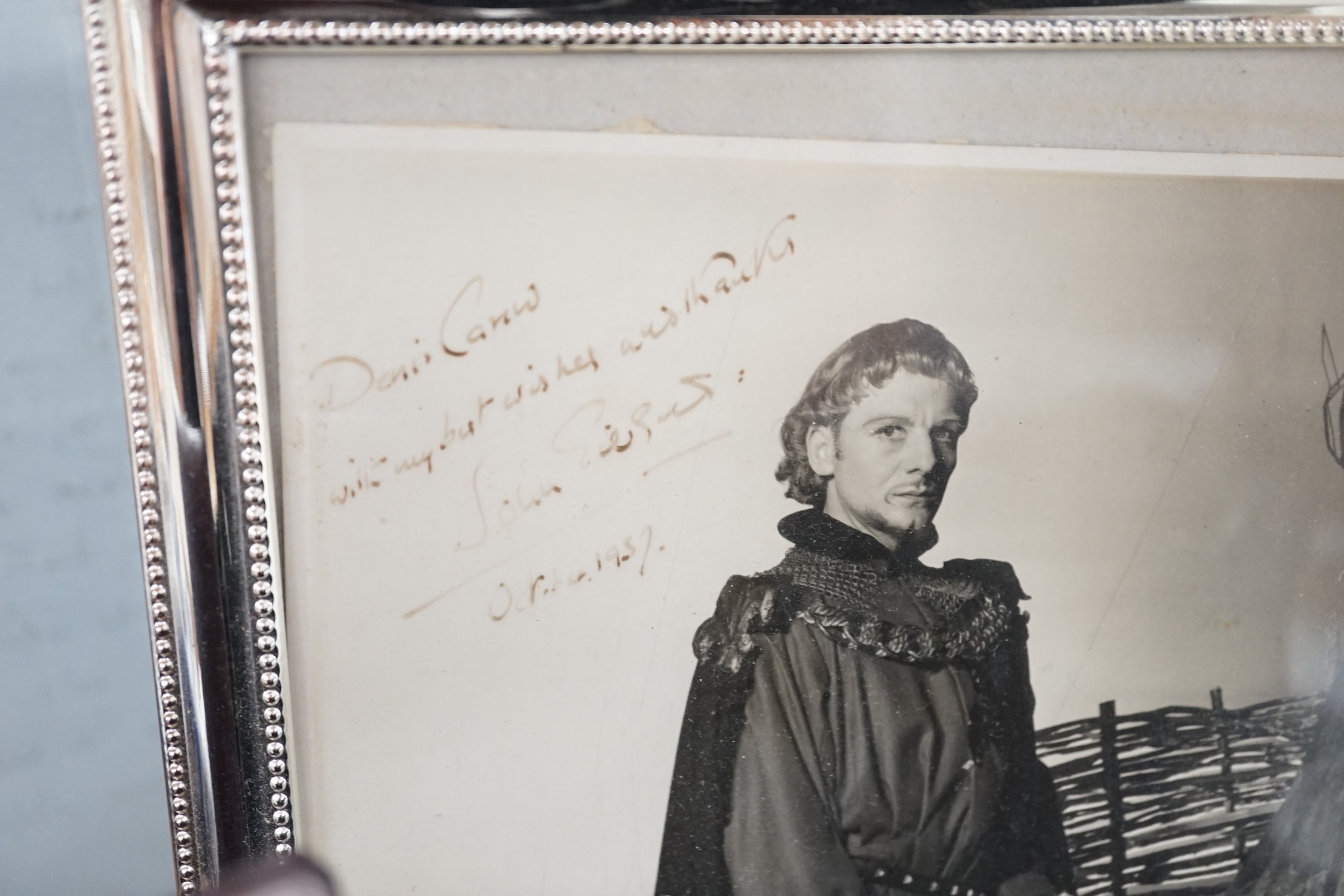 Autographs of classic actors: silver-framed Ivor Novello signed postcard, Noel Coward letter, John Gielgud signed photograph, silver-framed Fred Terry, Mabel Terry-Lewis and Squire Bancroft (six frames)